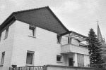 Schildaufhängung am Haus der ehem. Synagoge
